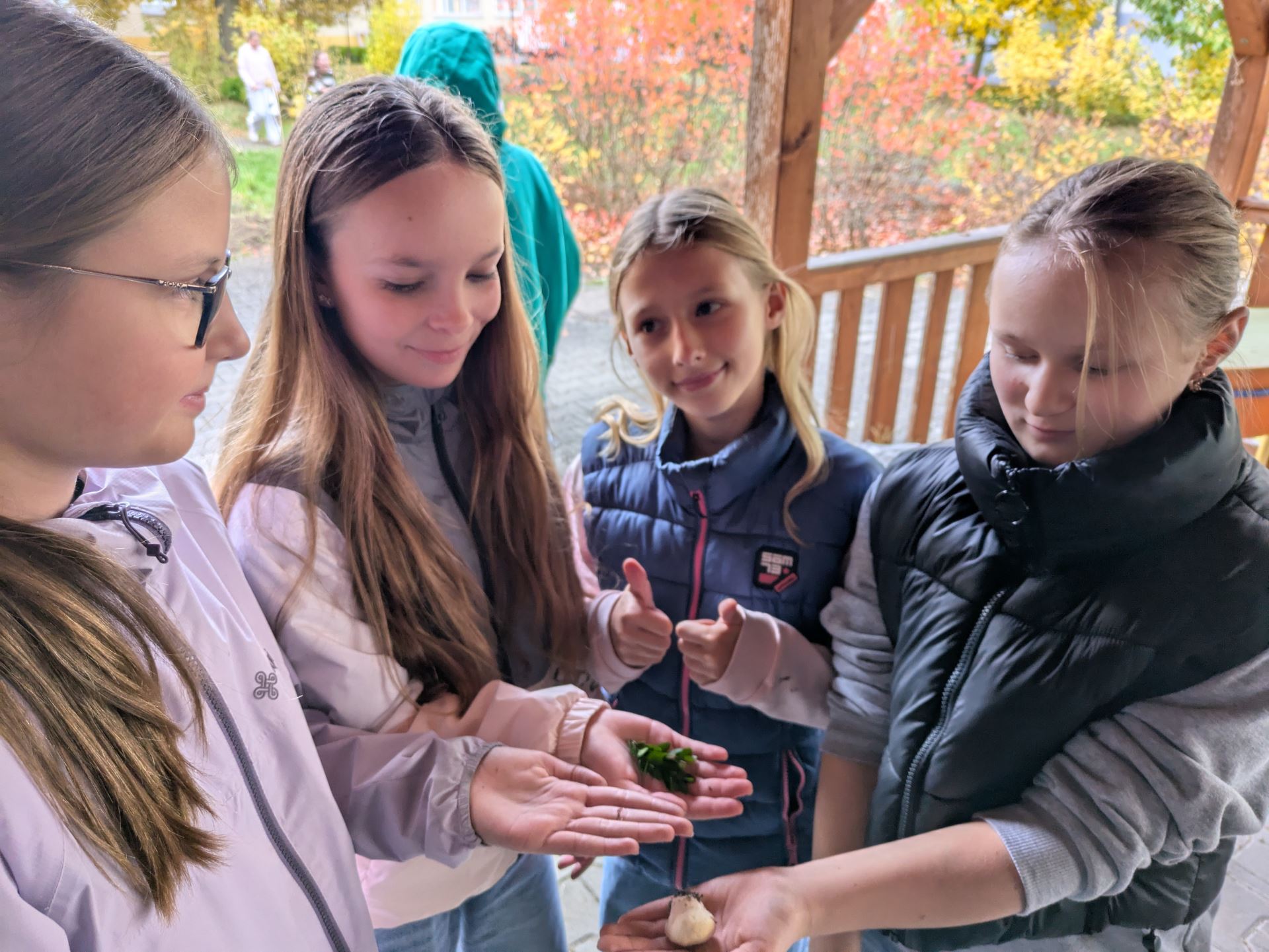 TŘÍDA 6.A OBJEVOVALA NA ŠKOLNÍ ZAHRADĚ