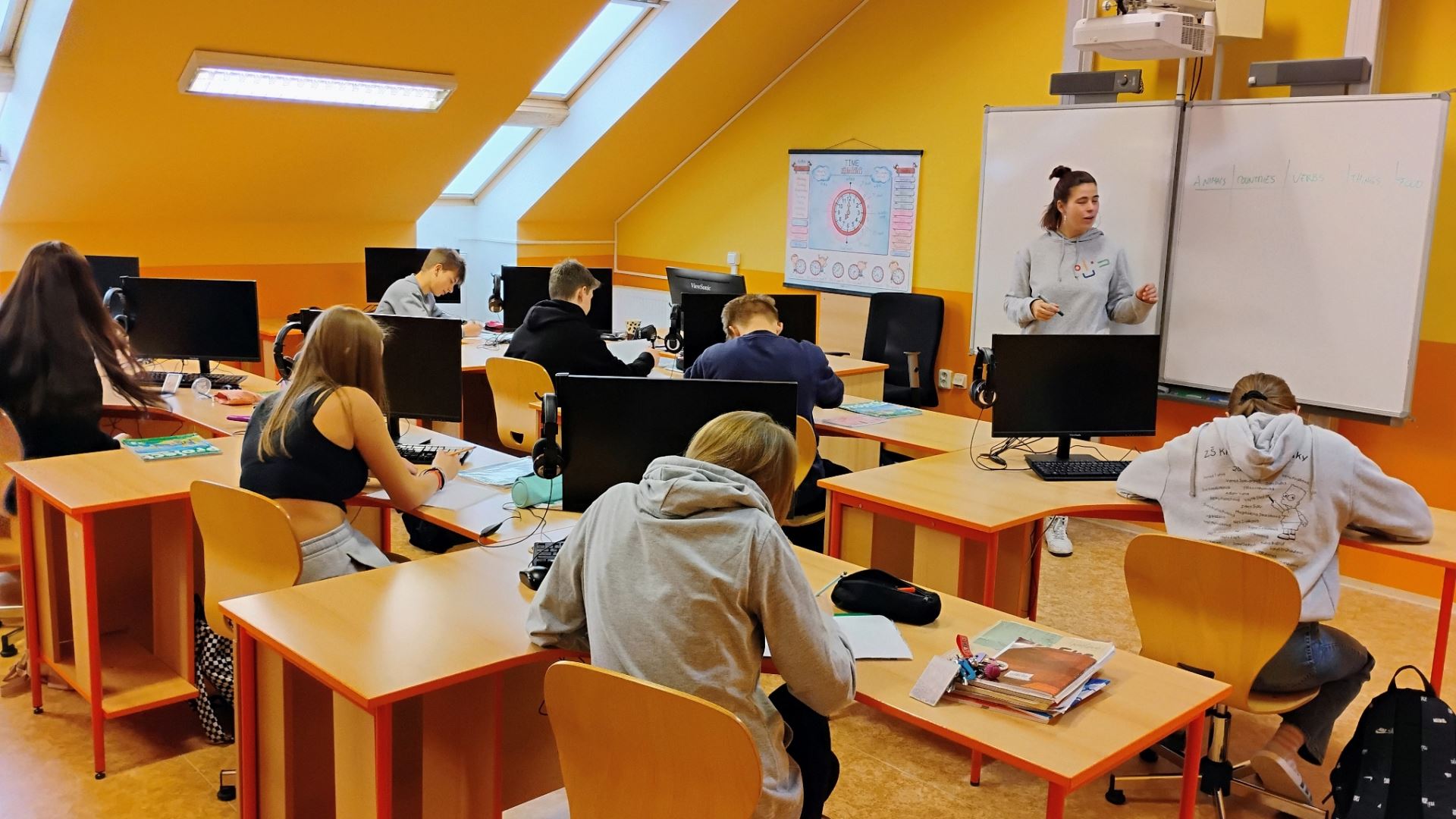 DOBROVOLNICE POMÁHÁ S ANGLIČTINOU