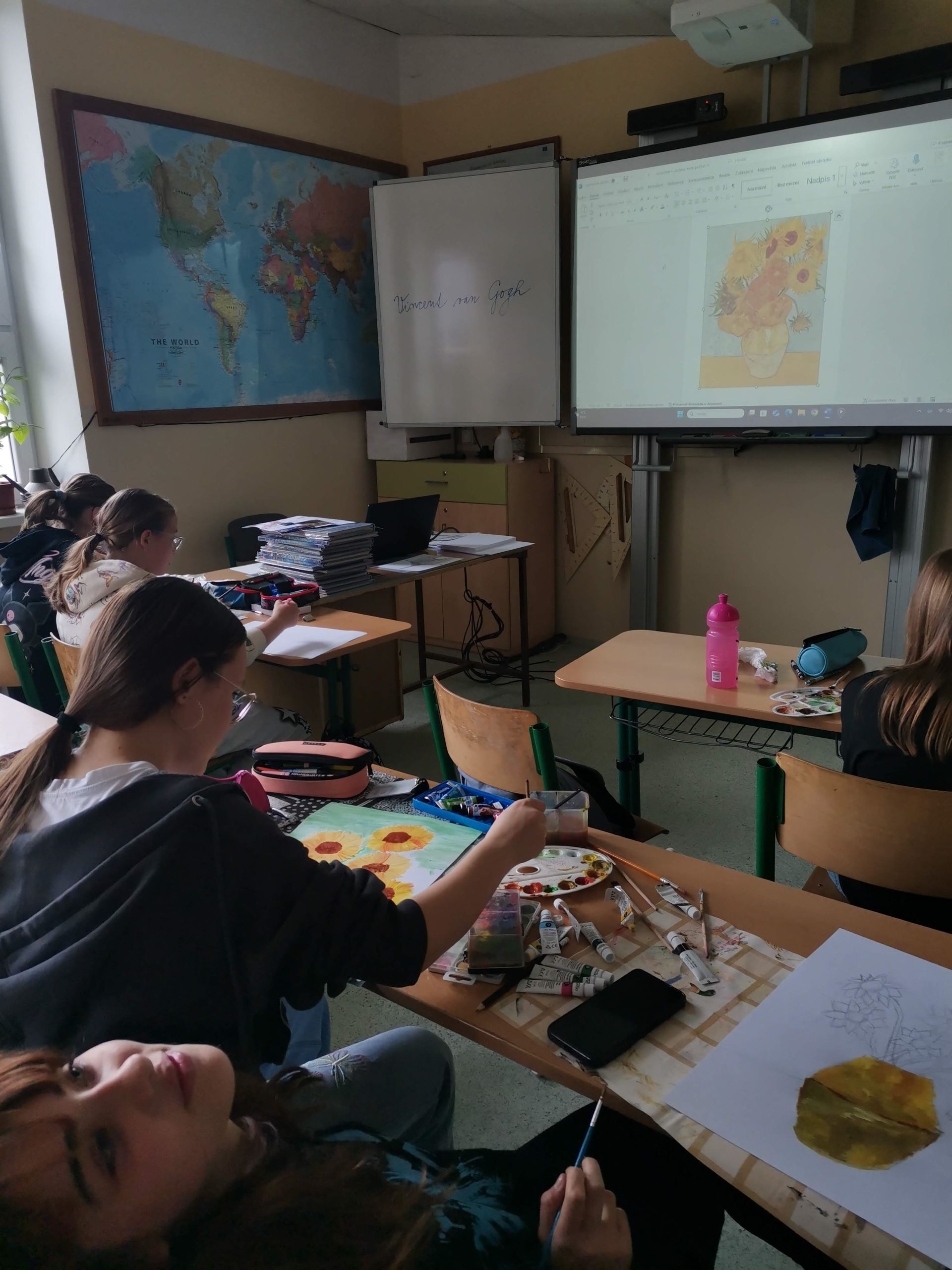 SEDMÁCI MALOVALI SLUNEČNICE OD GOGHA