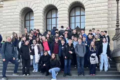 OSMÁCI VYRAZILI ZA VZDĚLÁNÍM DO PRAHY