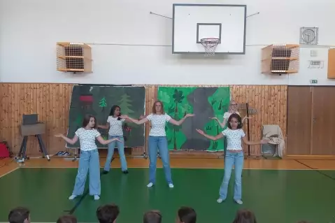 KDYŽ DĚTI HRAJÍ DĚTEM