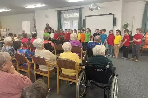 DĚTI Z 1.A V DOMOVĚ PRO SENIORY