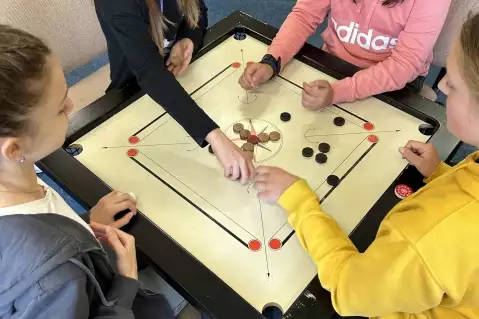 ŽÁCI 7.B SI V KNIHOVNĚ ZAHRÁLI CARROM
