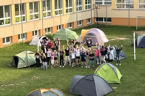 SEDMÁCI STRÁVILI NOC POD HVĚZDAMI