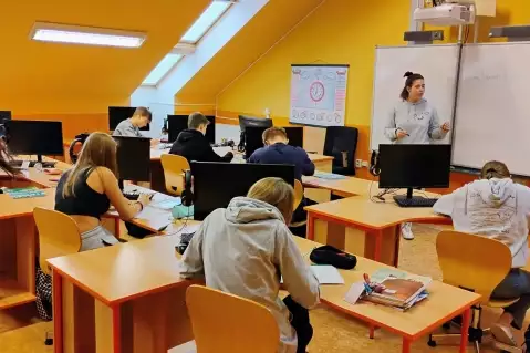 DOBROVOLNICE POMÁHÁ S ANGLIČTINOU