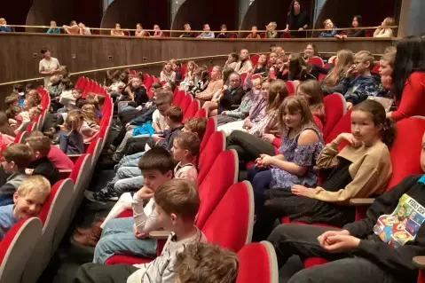 ČTVRŤÁCI NAVŠTÍVILI HORÁCKÉ DIVADLO