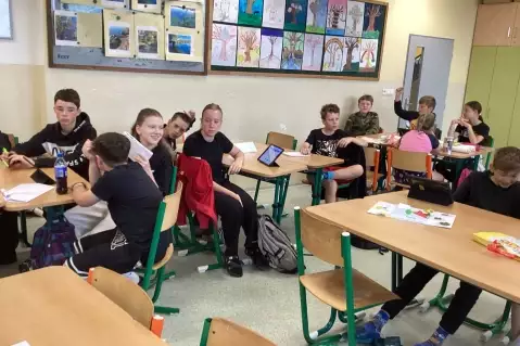 ŽÁCI VYTVOŘILI STEZKU KOLEM STRÁŽE