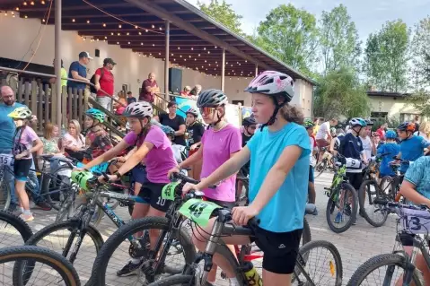 ZÁVODY PŘILÁKALY DESÍTKY CYKLISTŮ